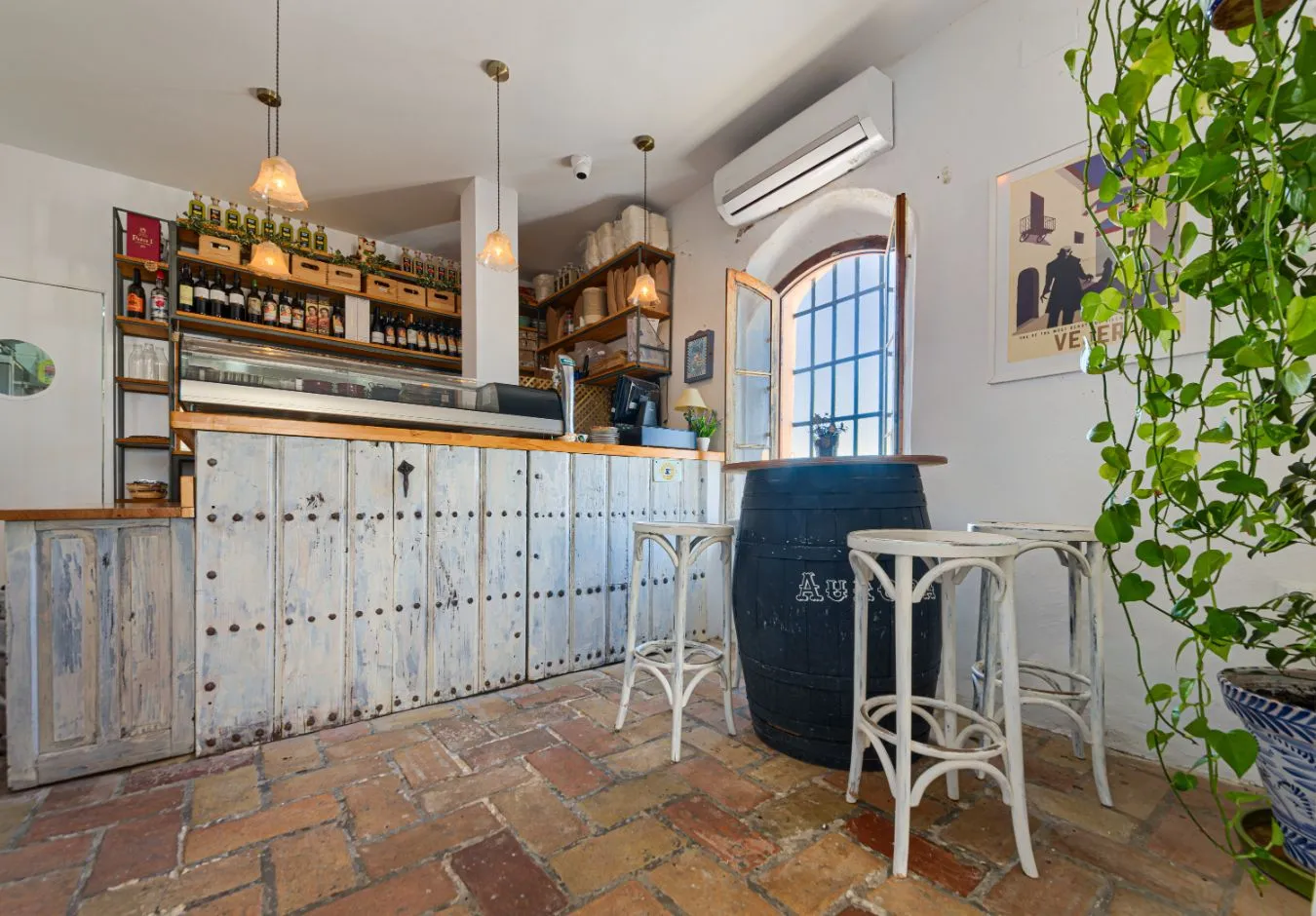 Bar intérieur avec une sélection de vins