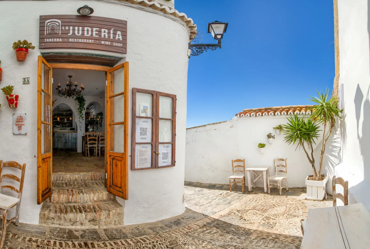 Entrée avec tables en terrasse
